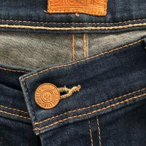 👖 MOTHER denim the curfew” blue skies flare jeans dark wash size 29 💙🦋